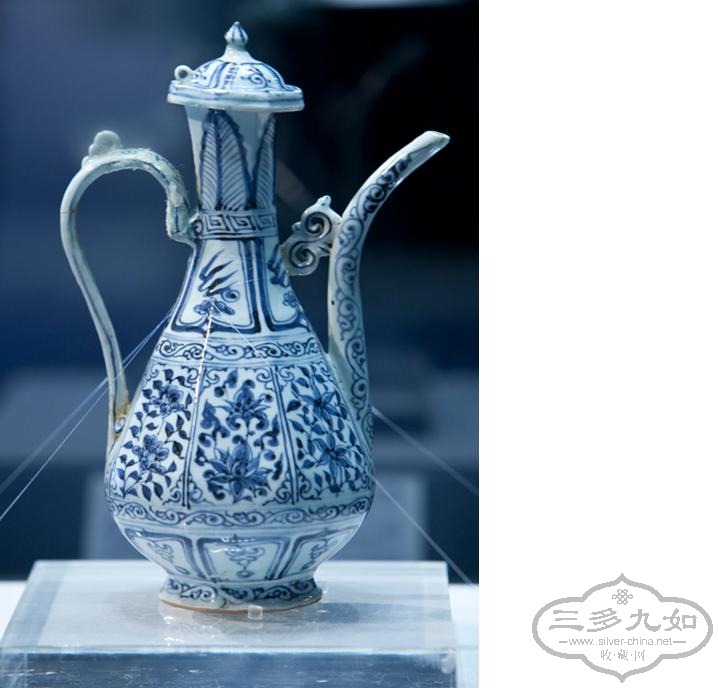 Yuan porcelain ewer exhibited in Beijing 2009.JPG