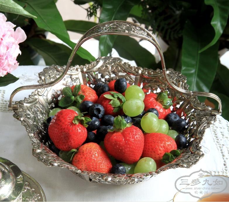 pierced chrysanthemum basket 1.JPG