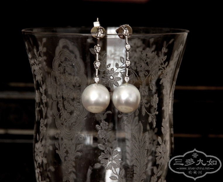 a pair of south sea pearl earrings 1a.JPG