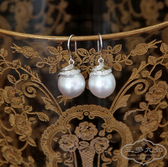 a pair of south sea pearl earrings 3.JPG