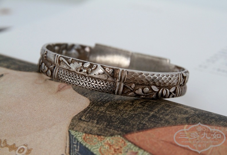 figural bangle 9069.JPG