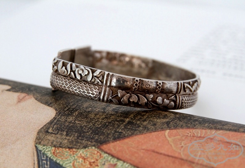 figural bangle 9063.JPG