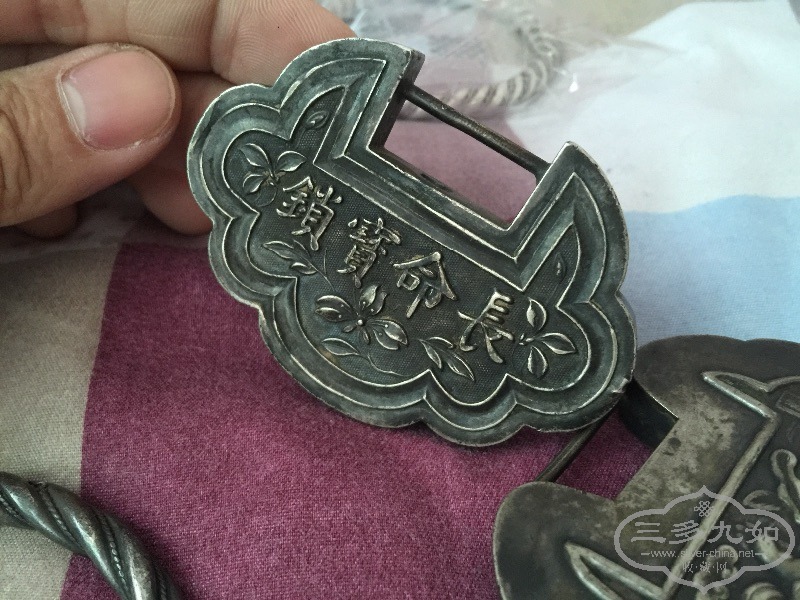 2624058